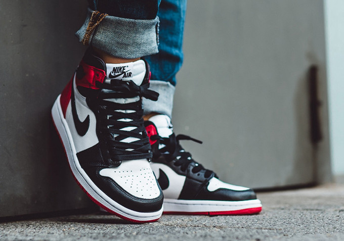 Air Jordan 1 WMNS “Bloodline”