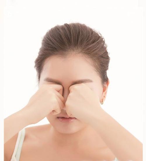 眼周穴位按摩，眼部精华、眼霜护理